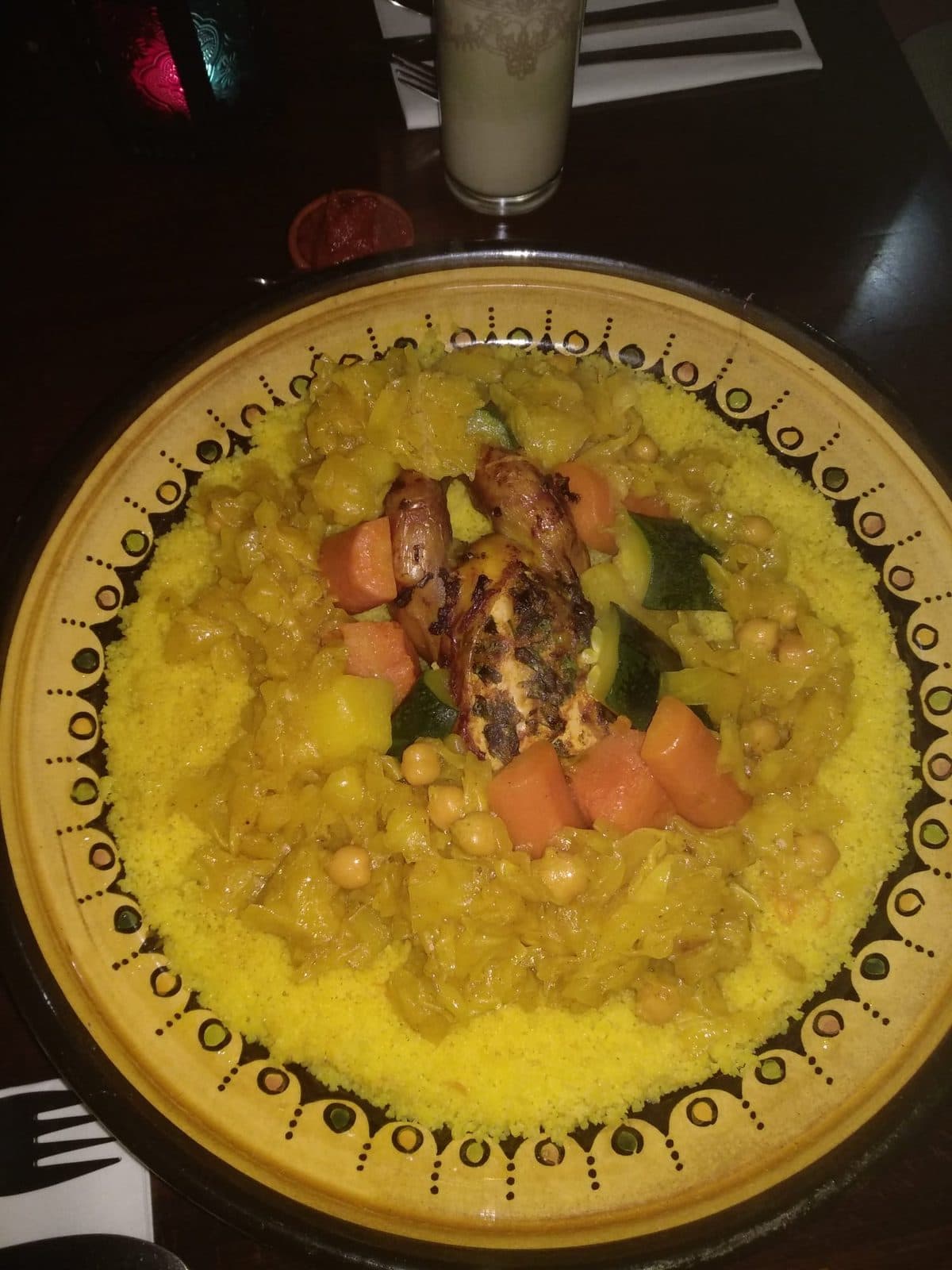 Couscous met kip op een beschilderde schaal