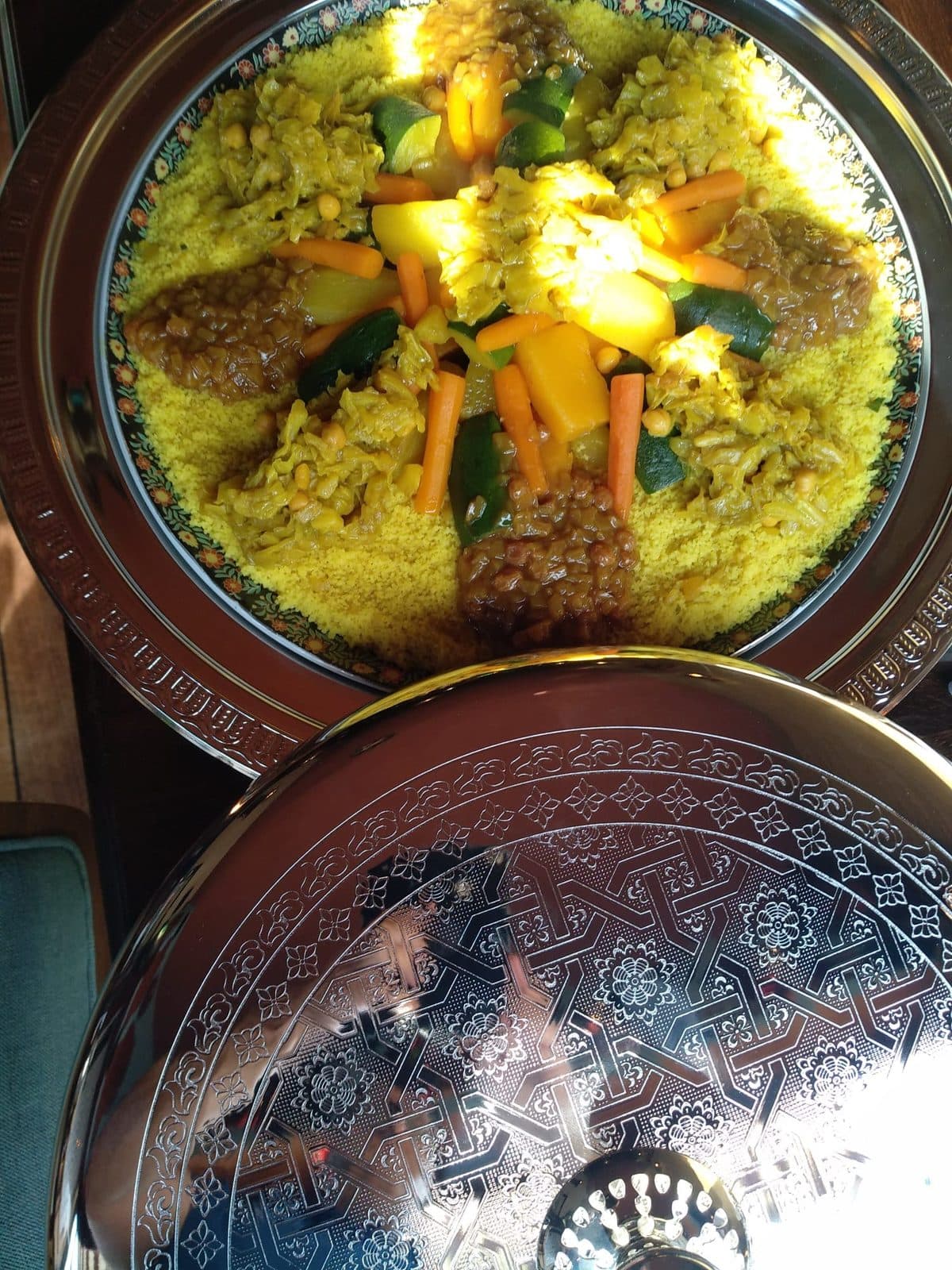 Couscous op een Marokkaanse schaal