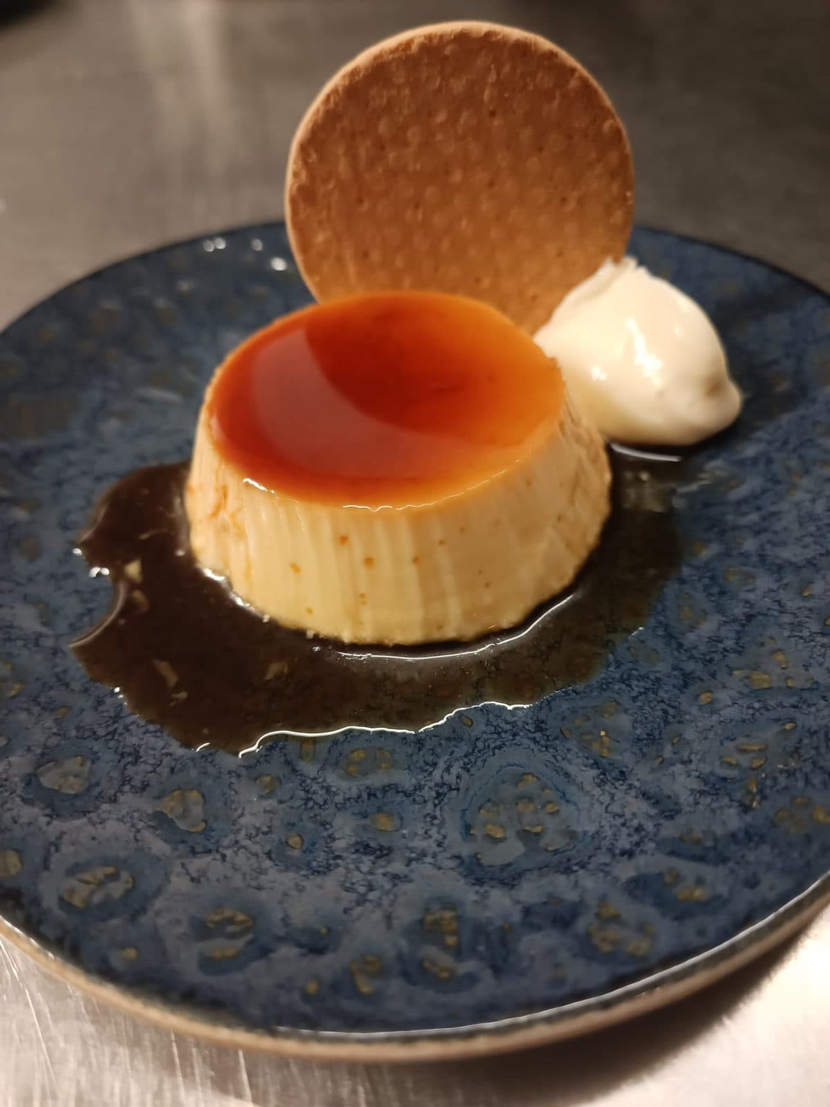 Dessert met karamel en een wafel