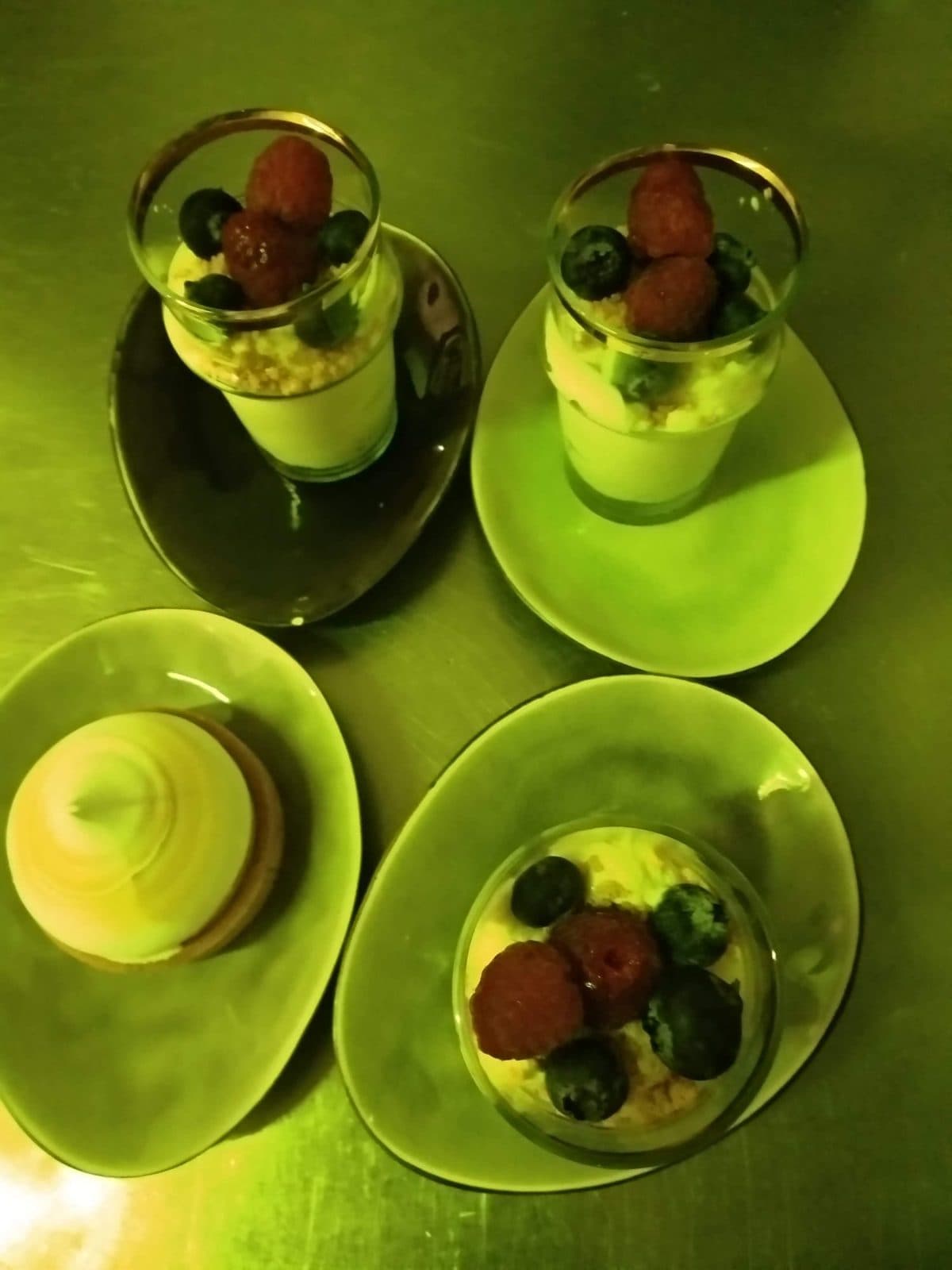 Kleine desserts in glaasjes
