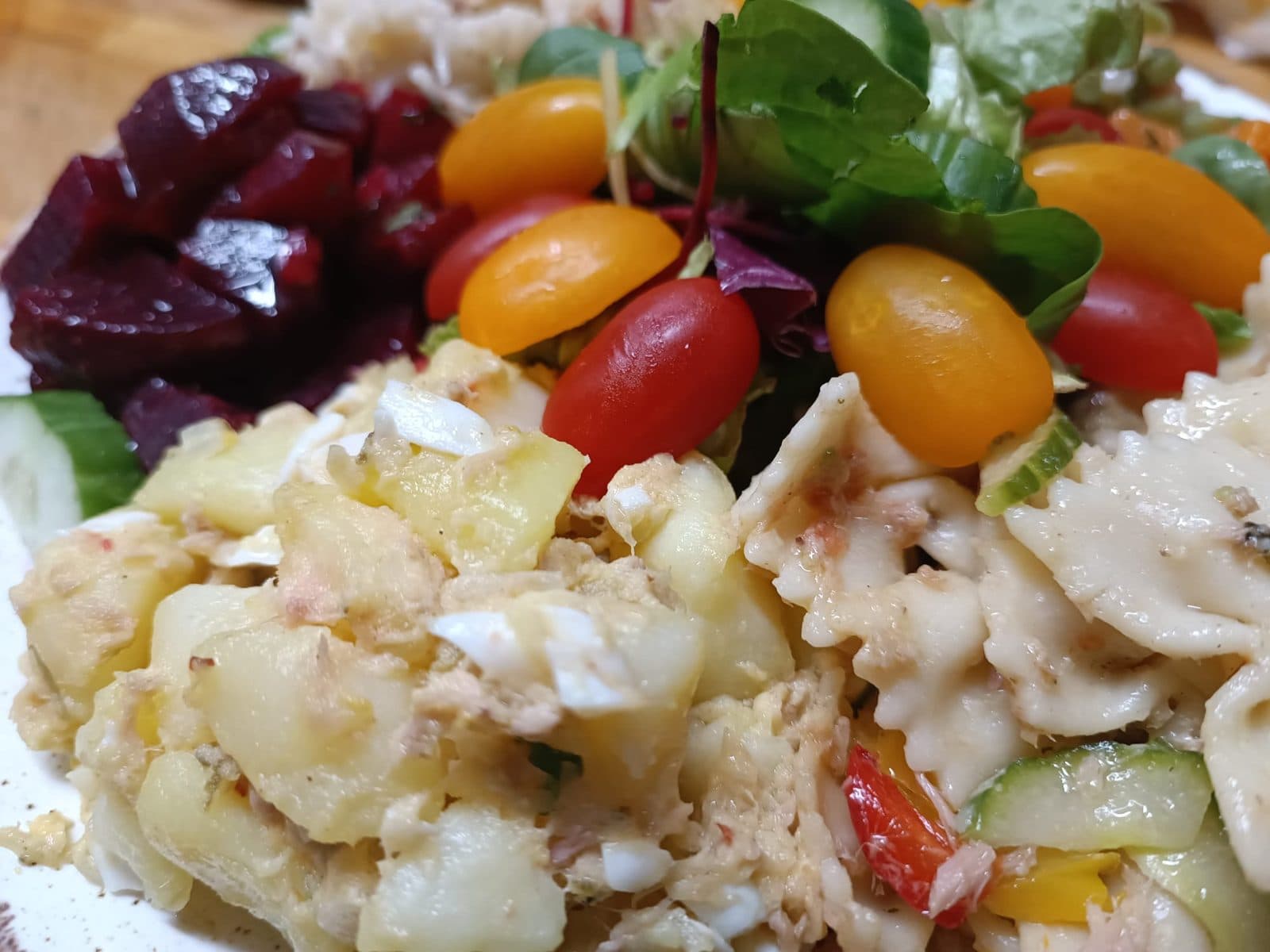 Salade met biet, tomaat en bloemkool