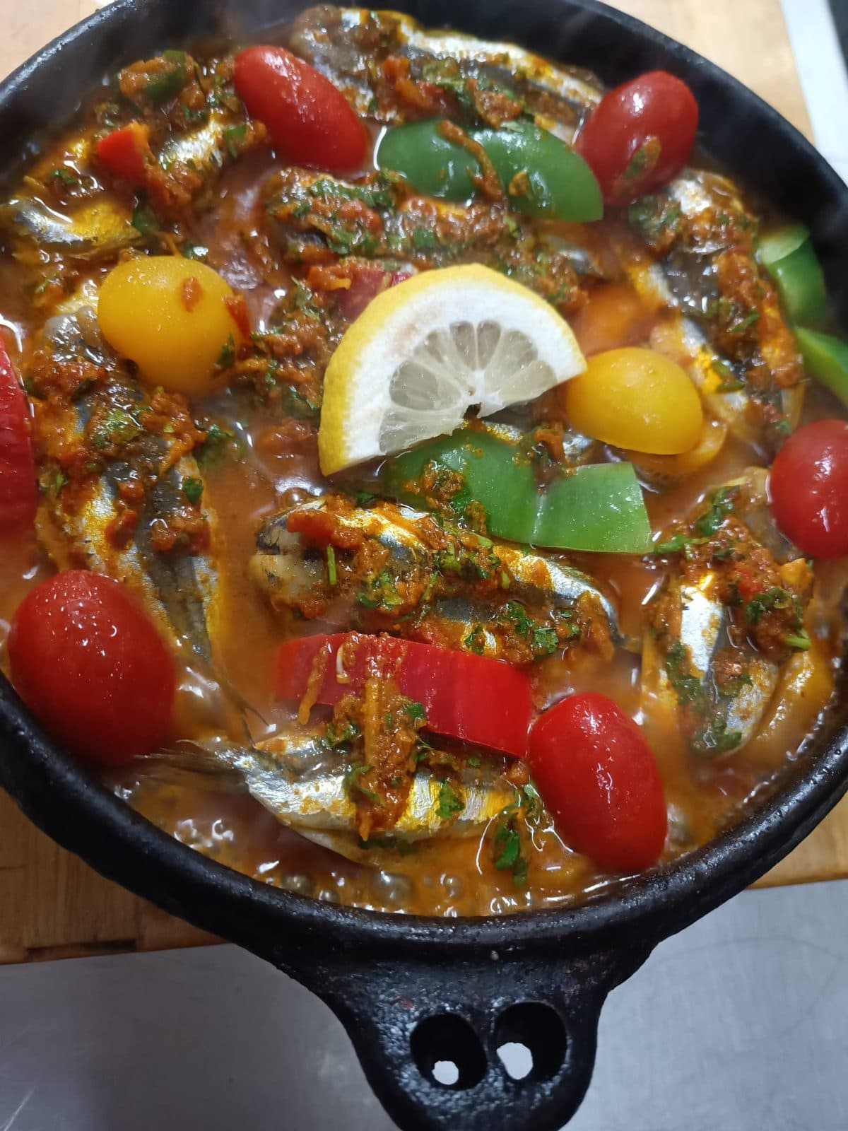 Visgerecht met tomaat, paprika en citroen