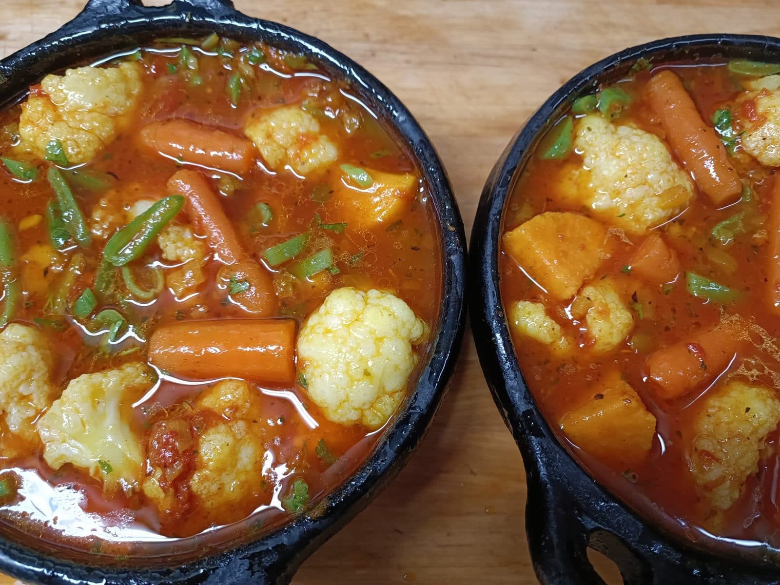 Vegetarische tagine met bloemkool, wortel en aardappel